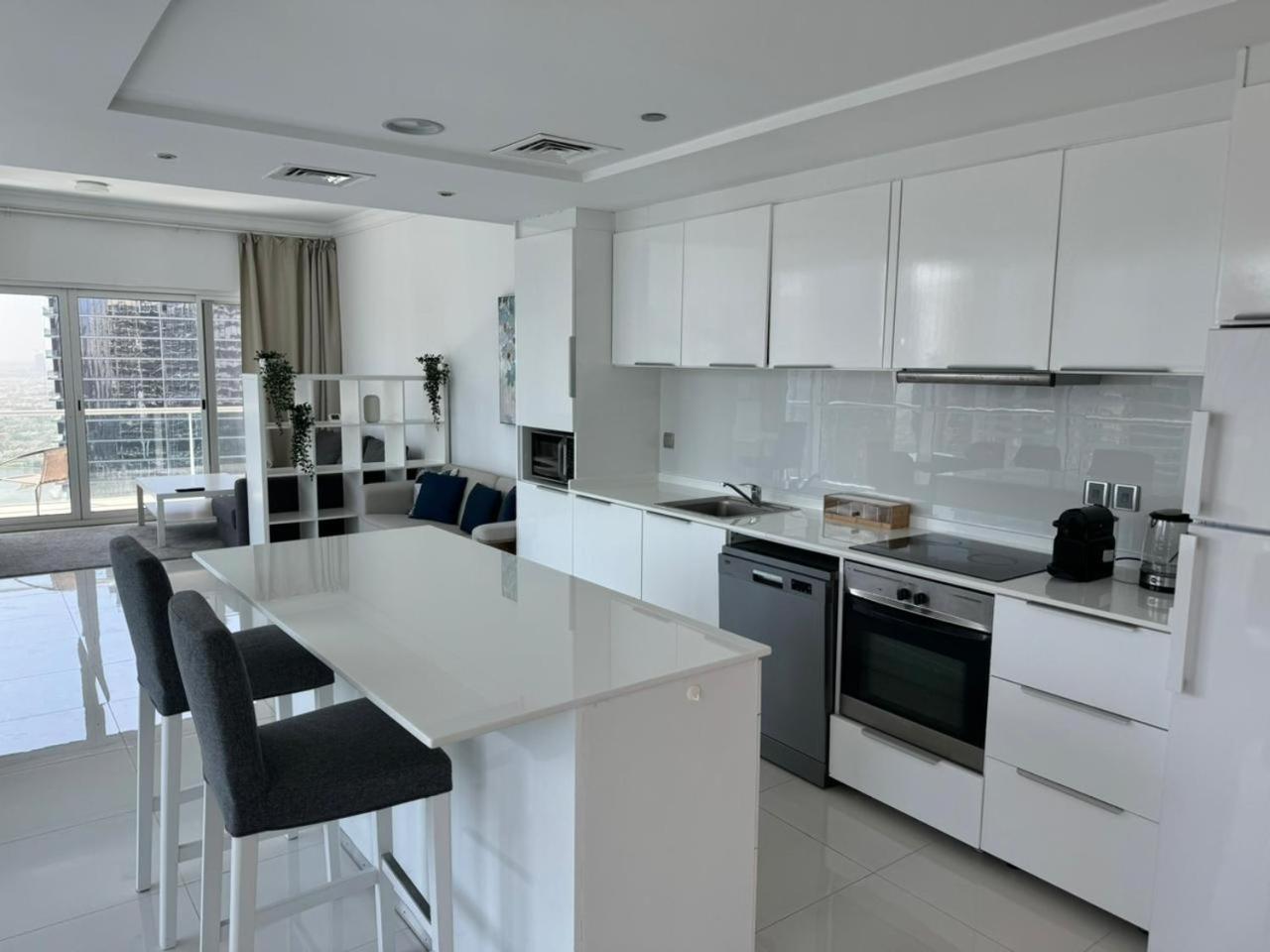 One Bedroom Apartment With Pool & Gym Near Marina Dubai Exterior photo